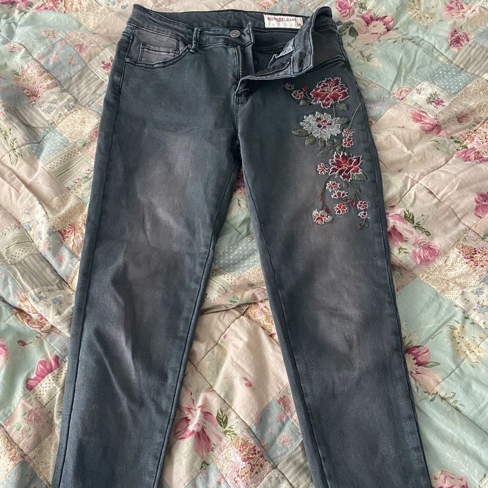 Jeans with flower embroidery
